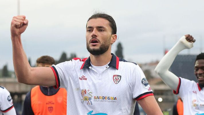 EMPOLI, ITALY - MARCH 3: Alberto Dossena of Cagliari Calcio celebrates the victory after during the Serie A TIM match between Empoli FC and Cagliari - Serie A TIM at Stadio Carlo Castellani on March 3, 2024 in Empoli, Italy. (Photo by Gabriele Maltinti/Getty Images) Novità Como: accordo col Cagliari per Dossena, cosa manca per chiudere! E Belotti apre - immagine 1