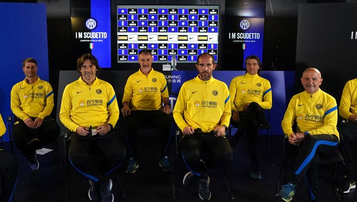 COMO, ITALY - MAY 07: Gianluca Conte, Stefano Bruno, Paolo Vanoli, Costantino Coratti, Cristian Stellini, Adriano Bonaiuti, Antonio Pintus and Paolo Castelli of FC Internazionale Milan pose for a photo during a press conference at Appiano Gentile on May 07, 2021 in Como, Italy. (Photo by Claudio Villa - Inter/Inter via Getty Images) “Non sono mancati contrasti”: Vanoli e Conte, i 4 anni insieme tra Chelsea e Inter - immagine 1