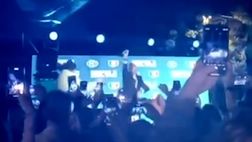 Spalletti salta e balla ‘Napoli’ al tributo per il fratello | VIDEO