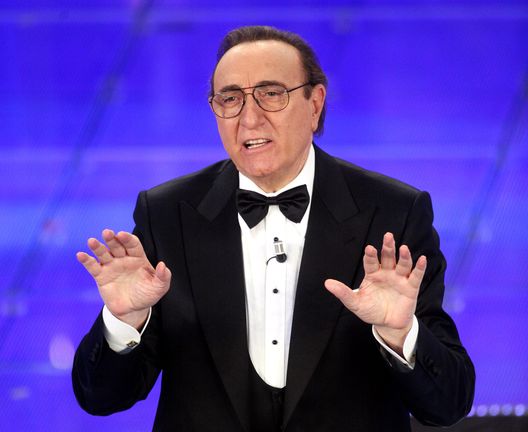 SAN REMO, ITALY - FEBRUARY 25: Pippo Baudo presents the 58th Sanremo Festival at Teatro Ariston on February 25, 2008 in Sanremo, Italy. (Photo by Elisabetta Villa/Getty Images) Pippo Baudo, eredità divisa in tre parti uguali tra i figli e Dina Minna- immagine 2
