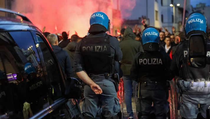 GERMOGLI PH: 2 NOVEMBRE 2025 FIRENZE STADIO ARTEMIO FRANCHI SERIE A FIORENTINA VS LECCE NELLA FOTO CONTESTAZIONE TIFOSI A FINE PARTITA POLIZIA DI STATO Nazione: “Stop alle trasferte, tifosi viola preparano il ricorso. I precedenti” - immagine 1