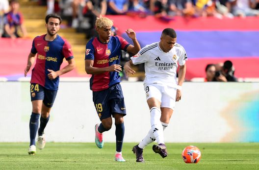 Kylian Mbappé e Lamine Yamal durante la partita di Liga tra Barcellona e Real Madrid CF. (Foto di David Ramos/Getty Images) Un Clásico da goosebumps e stargazing: il Barcellona batte il Real Madrid e si avvicina al titolo- immagine 2