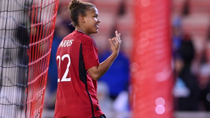LEIGH, ENGLAND - NOVEMBER 09: Nikita Parris of Manchester United celebrates after scoring the team's fifth goal and her hat-trick during the FA Women's Continental Tyres League Cup match between Manchester United and Everton at Leigh Sports Village on November 09, 2023 in Leigh, England. (Photo by Ben Roberts Photo/Getty Images) Derby di Manchester, record di presenze per la stracittadina femminile - immagine 1