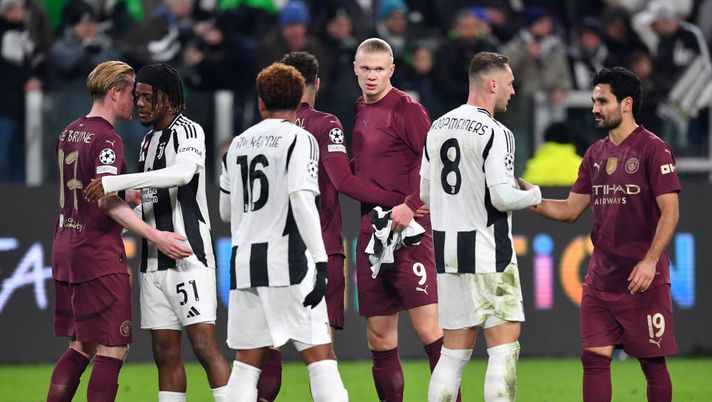 TURIN, ITALY - DECEMBER 11: Erling Haaland of Manchester City (centre) looks on as players shake hands at the end of the UEFA Champions League 2024/25 League Phase MD6 match between Juventus and Manchester City at Juventus Stadium on December 11, 2024 in Turin, Italy. (Photo by Valerio Pennicino/Getty Images) Juventus-Manchester City, dove vedere il match in tv e streaming live - immagine 1