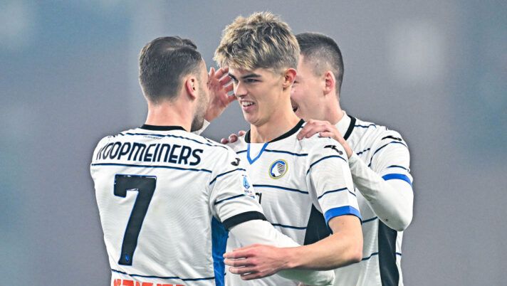 GENOA, ITALY - FEBRUARY 11: Charles De Ketelaere of Atalanta (center) celebrates with his team-mates Teun Koopmeiners and Emil Holm after scoring a goal during the Serie A TIM match between Genoa CFC and Atalanta BC - Serie A TIM at Stadio Luigi Ferraris on February 11, 2024 in Genoa, Italy. (Photo by Simone Arveda/Getty Images) INFO SOS – De Ketelaere, l’Atalanta vuole ritrattare le cifre col Milan. Koopmeiners, la Juve… - immagine 1