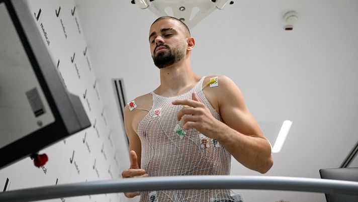 TURIN, ITALY - SEPTEMBER 1: Edon Zhegrova Medical Tests at Jmedical on September 1, 2025 in Turin, Italy. (Photo by Daniele Badolato - Juventus FC/Juventus FC via Getty Images) CorSport – Juve, le reali condizioni di Zhegrova. E come stanno Perin, Cabal e Miretti - immagine 1