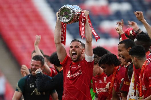 Londra, Inghilterra - 14 maggio 2022: Jordan Henderson alza il trofeo della FA Cup. (Foto di Mike Hewitt/Getty Images) Ajax, Jordan Henderson rescinde il contratto: il comunicato del club- immagine 2
