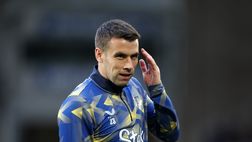 Tifoso arriva da Sidney per il derby di Liverpool, ma viene rinviato: il bel gesto del capitano Coleman