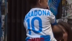 Crescere nel mito di Maradona: il piccolo tifoso azzurro al murale di Diego