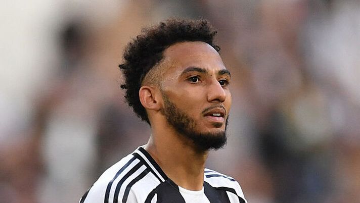 TURIN, ITALY - APRIL 27: Lloyd Kelly of Juventus applauds the fans following 2-0 victory after the Serie A match between Juventus and Monza at Allianz Stadium on April 27, 2025 in Turin, Italy. (Photo by Valerio Pennicino/Getty Images) Juve, in bilico il destino di 4 giocatori: il punto su Kelly, Djalò, Douglas Luiz e Mbangula - immagine 1