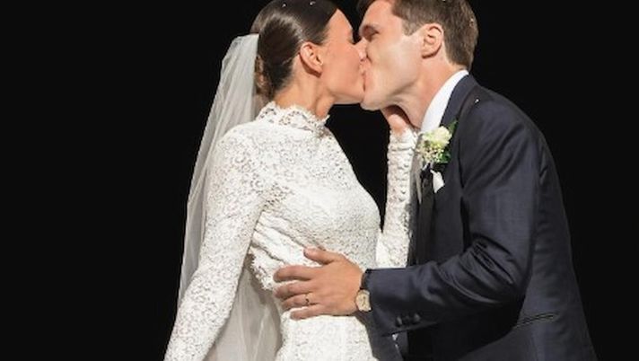 Federico Chiesa e Lucia Bramani hanno detto sì: lui firma autografi prima delle nozze - immagine 1