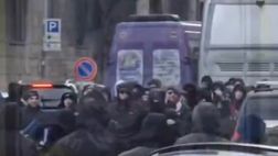 VIDEO – Como-Bologna, i tifosi delle squadre allo scontro prima del match