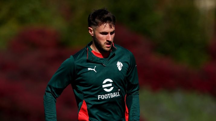Santiago Giménez (attaccante AC Milan), qui durante una seduta di allenamento con i rossoneri a Milanello | News (Getty Images) Giménez: 'Il Milan appartiene alla Champions League, dobbiamo tornarci'. Poi la promessa ai tifosi