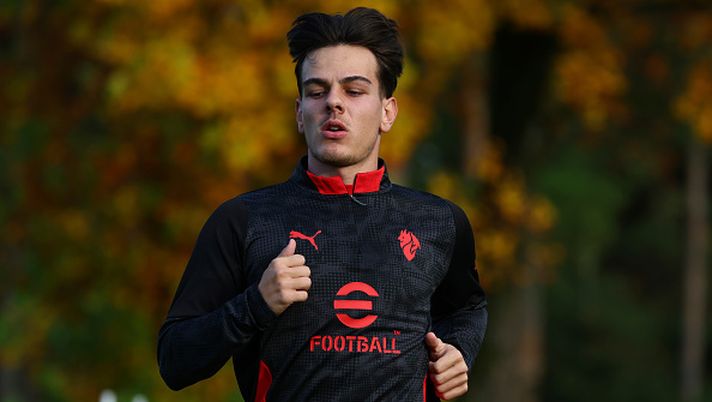 CAIRATE, ITALY - OCTOBER 30: Ardon Jashari of AC Milan looks on during an AC Milan Training Session at Milanello on October 30, 2025 in Cairate, Italy. (Photo by Giuseppe Cottini/AC Milan via Getty Images)  Rientro imminente per Jashari nel Milan: lo svizzero, fermo da due mesi per frattura del perone, è pronto a tornare e rafforzare il centro-campo rossonero. Ok anche Estupinan.
