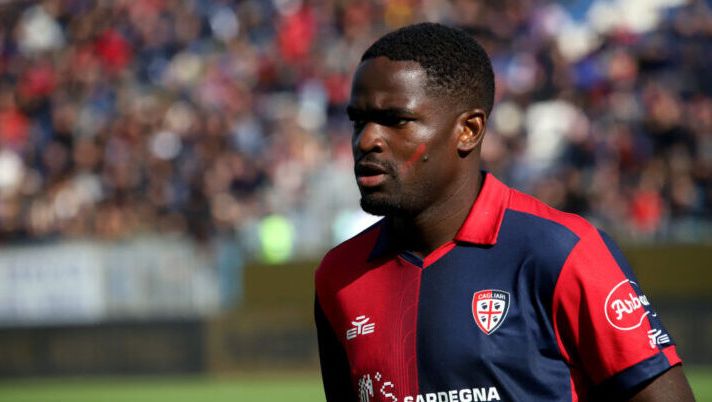 CAGLIARI, ITALY - NOVEMBER 26: Zito Luvumbo of Cagliari looks on during the Serie A TIM match between Cagliari Calcio and AC Monza at Sardegna Arena on November 26, 2023 in Cagliari, Italy. (Photo by Enrico Locci/Getty Images) Sassuolo-Cagliari, le formazioni ufficiali: fuori Luvumbo e Toljan! La scelta su Lapadula - immagine 1