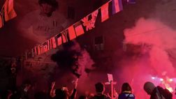Fiaccole, fumogeni e cori: al murale di Maradona è festa grande per Diego!