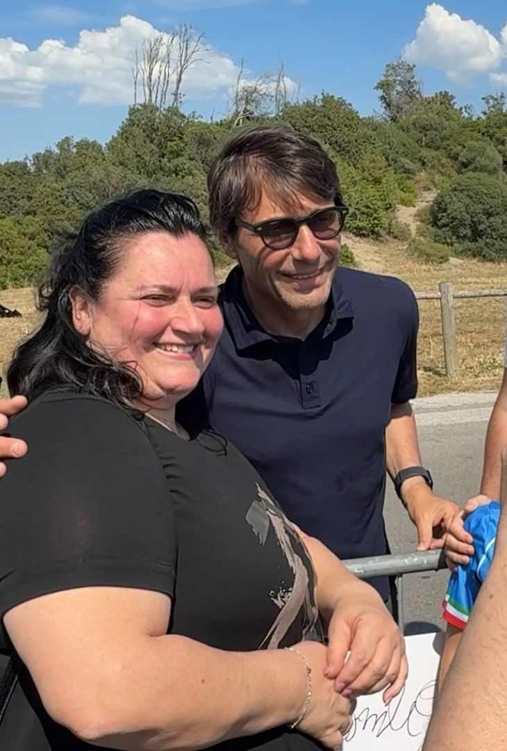 Ultime ore a Castel Volturno per Conte e Oriali: abbracci e cori per loro – LE FOTO - immagine 4