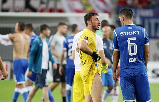 Craiova dopo la sconfitta contro il Lipsia nel 2018. (Photo by Karina Hessland-Wissel/Bongarts/Getty Images) Clamoroso in Romania: il Craiova inizierà il campionato con 94 punti di penalizzazione- immagine 2