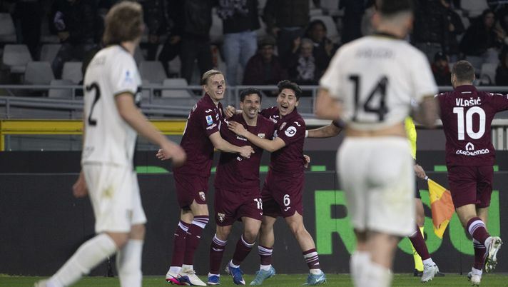 TURIN, ITALY - MARCH 13: Giovanni Simeone of Torino FC celebrates a goal during the Serie A match between Torino FC and Parma Calcio 1913 at Stadio Olimpico Grande Torino on March 13, 2026 in Turin, Italy. (Photo by Stefano Guidi - Torino FC/Torino FC 1906 via Getty Images) Torino, D’Aversa fa due su due in casa: quattro gol in 90′ mancavano dal 2022 - immagine 1