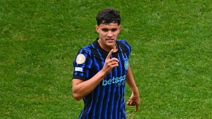 SEATTLE, WASHINGTON - JUNE 21: Valentin Carboni of FC Internazionale celebrates with teammates after scoring his team's second goal during the FIFA Club World Cup 2025 group E match between FC Internazionale Milano and Urawa Red Diamonds at Lumen Field on June 21, 2025 in Seattle, Washington. (Photo by Mattia Ozbot - Inter/Inter via Getty Images) V. Carboni-Genoa, accordo verbale in attesa delle firme: i dettagli e i tempi per la chiusura - immagine 1
