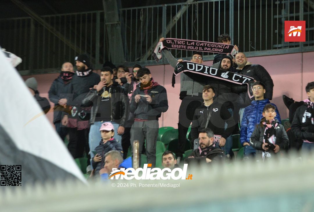 FOTOTIFO Palermo-Bari 3-0, gli scatti ai tifosi al “Renzo Barbera” (GALLERY) - immagine 35