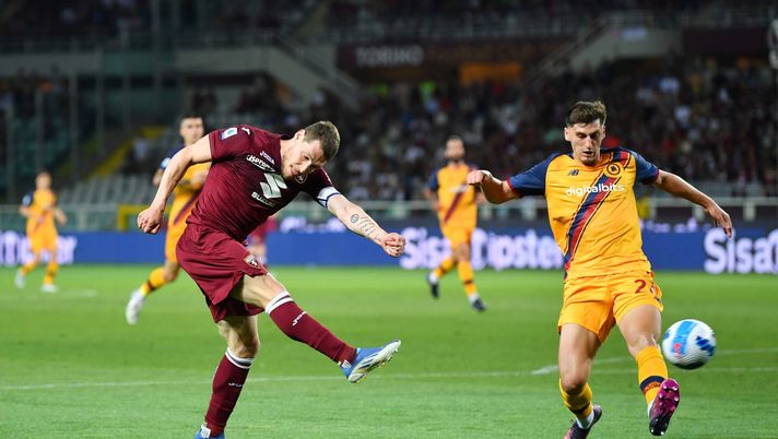 TURIN, ITALY - MAY 20: Andrea Belotti of Torino FC shoots past Marash Kumbulla of AS Roma during the Serie A match between Torino FC and AS Roma at Stadio Olimpico di Torino on May 20, 2022 in Turin, Italy. (Photo by Valerio Pennicino/Getty Images) Le tre sentenze di Toro-Roma 0-3: Berisha è una valida alternativa per la porta - immagine 1
