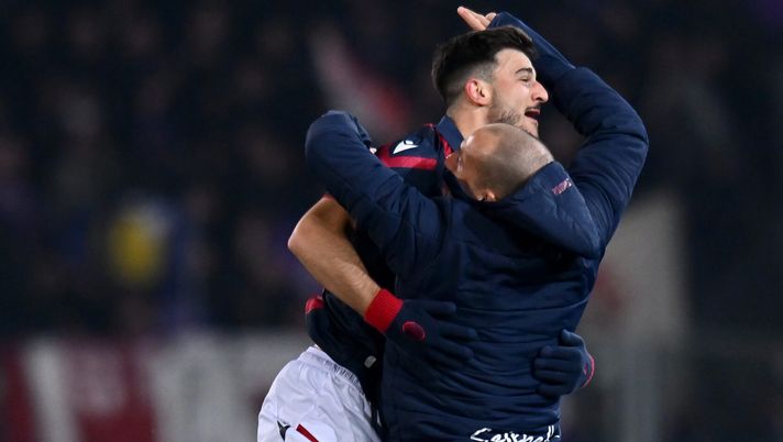 BOLOGNA, ITALY - FEBRUARY 14: Riccardo Orsolini of Bologna FC celebrates scoring his team's first goal with teammate Lorenzo De Silvestri during the Serie A TIM match between Bologna FC and ACF Fiorentina - Serie A TIM at Stadio Renato Dall'Ara on February 14, 2024 in Bologna, Italy. (Photo by Alessandro Sabattini/Getty Images) Orsolini al 90′: “Adesso tutti sanno che squadra siamo. Oggi ha vinto il gruppo” - immagine 1