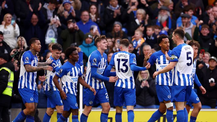 BRIGHTON, ENGLAND - FEBRUARY 03: Facundo Buonanotte of Brighton & Hove Albion celebrates scoring his team's second goal with teammates during the Premier League match between Brighton & Hove Albion and Crystal Palace at American Express Community Stadium on February 03, 2024 in Brighton, England. (Photo by Bryn Lennon/Getty Images) Primo tempo show del Brighton: e l’M23 derby stordisce il Crystal Palace - immagine 1