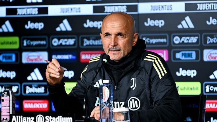 TURIN, ITALY - NOVEMBER 21: Juventus head coach Luciano Spalletti during a press conference at Allianz Stadium on November 21, 2025 in Turin, Italy. (Photo by Daniele Badolato - Juventus FC/Juventus FC via Getty Images) Spalletti: “Conceicao recuperato! Rispondo su David e Openda, Cabal, Milik e sul mio futuro…” - immagine 1
