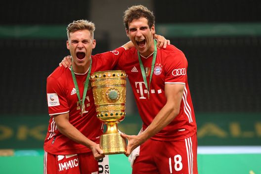 Berlino, Germania - 4 luglio 2020: Joshua Kimmich e Leon Goretzka col trofeo della DFB-Pokal. (Foto di Alexander Hassenstein/Getty Images) DFB-Pokal, domani si giocherà la finale: la storia della Coppa tedesca- immagine 3
