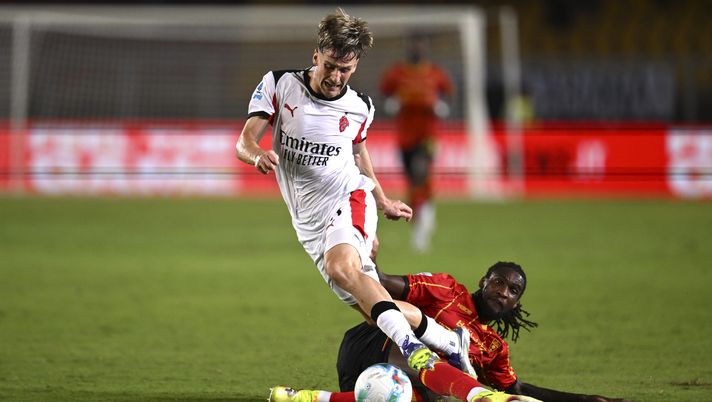 LECCE, ITALY - AUGUST 29: Kialonda Gaspar of US Lecce competes for the ball with Alexis Saelemaekers of AC Milan during the Serie A match between US Lecce and AC Milan at Stadio Via del Mare on August 29, 2025 in Lecce, Italy. (Photo by Maurizio Lagana/Getty Images) Koné-Rrahmani, Marelli cambia idea: ecco cosa aveva detto ad agosto in Lecce-Milan - immagine 1
