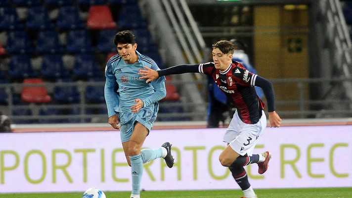 BOLOGNA, ITALY - NOVEMBER 01: Raoul Bellanova of Cagliari Calcio ( L ) competes the ball with Aaron Hickey of Bologna FC ( R ) during the Serie A match between Bologna FC and Cagliari Calcio at Stadio Renato Dall'Ara on November 01, 2021 in Bologna, Italy. (Photo by Mario Carlini / Iguana Press/Getty Images) Mercato – Binks ceduto al Coventry: ecco quanto incassa il Bologna - immagine 1