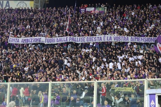 FLORENCE, ITALY - MAY 18: Fans of ACF Fiorentina with banner against management of ACF Fiorentina during the Serie A match between Fiorentina and Bologna at Stadio Artemio Franchi on May 18, 2025 in Florence, Italy. (Photo by Gabriele Maltinti/Getty Images) Carobbi: “Tifosi delusi, società disunita: ora serve compattezza”- immagine 2