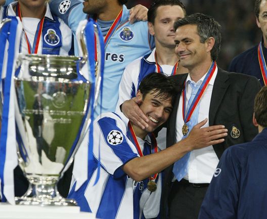 Nuno Valente abbraccia il suo allenatore José Dos Santos Mourinho dopo aver vinto la Champions League durante la finale di UEFA Champions League tra AS Monaco e FC Porto all'AufSchake Arena il 26 maggio 2004 a Gelsenkirchen, Germania. (Foto di Alex Livesey/Getty Images) Mourinho, buona la prima con il Benfica! In conferenza stampa: “Ho parlato con Porto e Sporting”- immagine 2