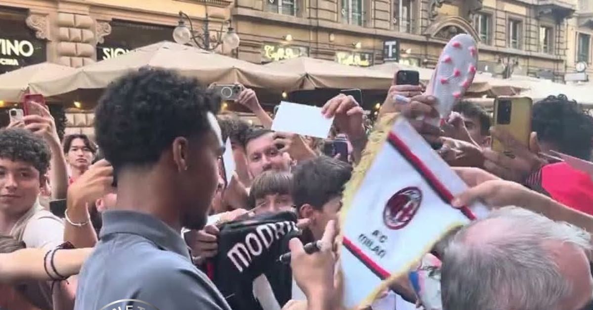 Milan, entusiasmo senza limiti dei tifosi per Nkunku e Odogu Milan, entusiasmo senza limiti dei tifosi per Nkunku e Odogu
