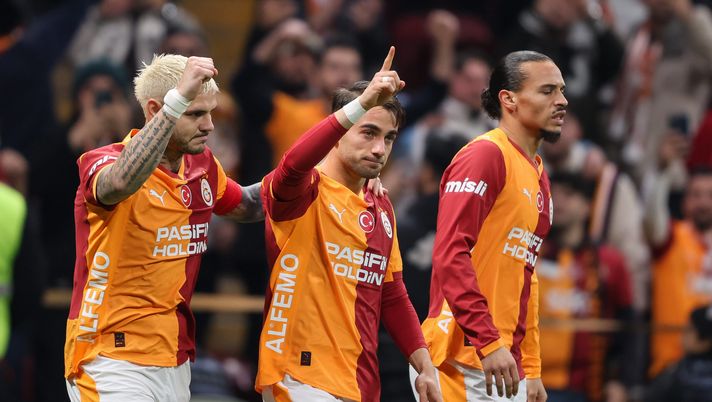 ISTANBUL, TURKEY - DECEMBER 21: Yunus Akgun of Galatasaray celebrates with his teamamtes after scoring his team's first goal during the Trendyol Süper Lig match between Galatasaray SK and Kasımpaşa SK at Rams Park Stadium on December 21, 2025 in Istanbul, Turkey. (Photo by Ahmad Mora/Getty Images) Supercoppa di Turchia, Galatasaray-Trabzonspor: lo streaming gratis del match - immagine 1