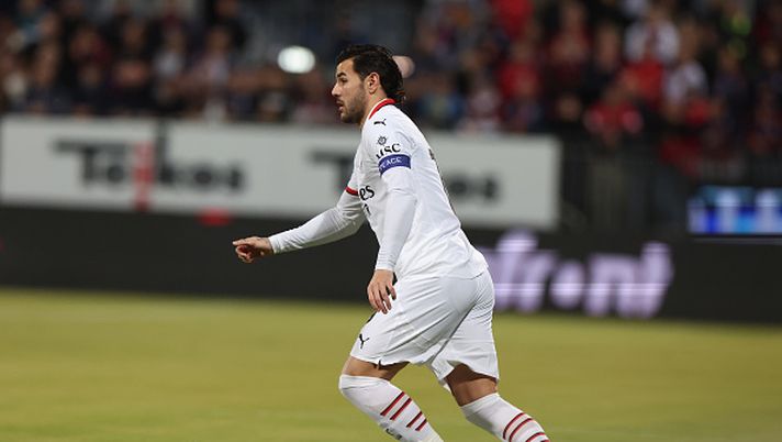 CAGLIARI, ITALY - NOVEMBER 09: Theo Hernandez of AC Milan in action during the Serie match between Cagliari and Milan at Sardegna Arena on November 09, 2024 in Cagliari, Italy. (Photo by Claudio Villa/AC Milan via Getty Images)  ORDINE, Il malessere di Theo: Milan, ti tocca… - immagine 1