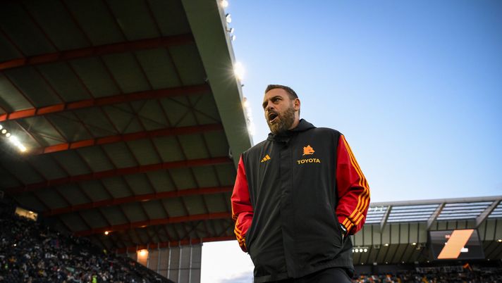 UDINE, ITALY - APRIL 25: AS Roma coach Daniele De Rossi prior the Serie A TIM match between Udinese Calcio and AS Roma at Dacia Arena on April 25, 2024 in Udine, Italy. (Photo by Fabio Rossi/AS Roma via Getty Images) (Photo by Fabio Rossi/AS Roma via Getty Images) Roma, niente conferenza stampa prima del Napoli. Ci sarà un’intervista di De Rossi - immagine 1