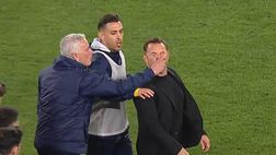 Follia Mourinho, perde e afferra naso dell’allenatore avversario: screzio tra 2 ex Inter