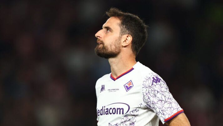 ATHENS, GREECE - MAY 29: Giacomo Bonaventura of AFC Fiorentina looks dejected at full-time following the team's defeat after the UEFA Europa Conference League 2023/24 final match between Olympiacos FC and ACF Fiorentina at AEK Arena on May 29, 2024 in Athens, Greece. (Photo by Francois Nel/Getty Images) La Fiorentina cambia: decisione pronta per Bonaventura e Castrovilli in scadenza - immagine 1
