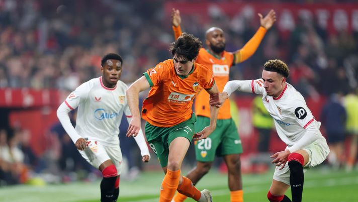 SEVILLE, SPAIN - JANUARY 11: Javi Guerra of Valencia CF is challenged by Ruben Vargas of Sevilla FC during the LaLiga match between Sevilla FC and Valencia CF at Estadio Ramon Sanchez Pizjuan on January 11, 2025 in Seville, Spain. (Photo by Fran Santiago/Getty Images) Valencia-Siviglia: quali sono state le migliori stagioni delle due compagini? - immagine 1