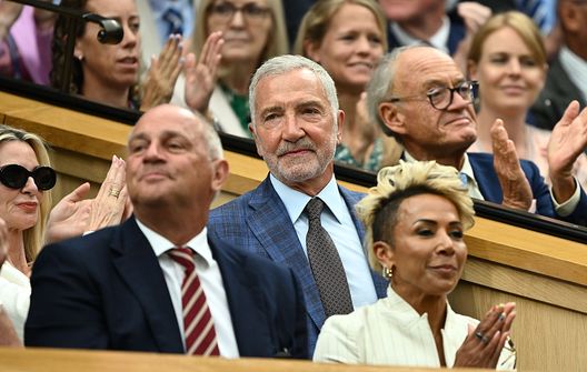 LONDRA, INGHILTERRA - 5 LUGLIO: Graeme Souness osserva dal Royal Box prima della partita del terzo turno del Gentlemen's Singles tra l'italiano Jannik Sinner e lo spagnolo Pedro Martinez nel sesto giorno del Championships Wimbledon 2025 all'All England Lawn Tennis and Croquet Club il 5 luglio 2025 a Londra, Inghilterra. (Foto di Mike Hewitt/Getty Images) Liverpool, non solo Carragher contro Salah: “Manca di rispetto ai suoi compagni”- immagine 2
