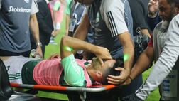 Un botto al derby di Atene: Juankar in ospedale, Maresca manda tutti a casa