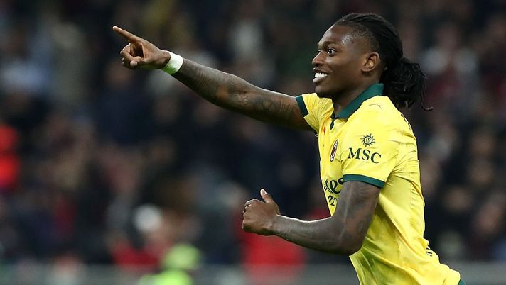 MILAN, ITALY - OCTOBER 19: Rafael Leao of AC Milan celebrates after scoring their team's first goal during the Serie A match between AC Milan and ACF Fiorentina at Giuseppe Meazza Stadium on October 19, 2025 in Milan, Italy. (Photo by Marco Luzzani/Getty Images) Atalanta-Milan, chi avrà più forza di reazione? Il pronostico DDD - immagine 1