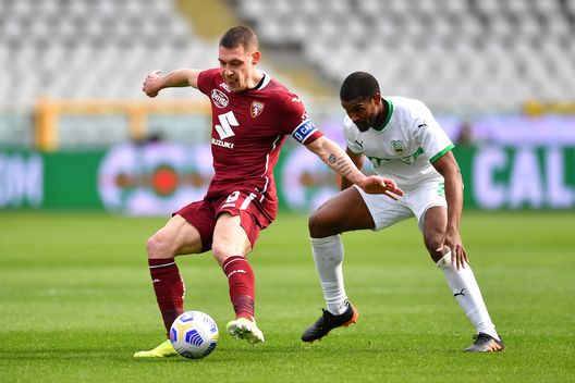 TURIN, ITALY - MARCH 17: Andrea Belotti of Torino F.C. battles for possession with Marlon of Sassuolo during the Serie A match between Torino FC and US Sassuolo at Stadio Olimpico di Torino on March 17, 2021 in Turin, Italy. Sporting stadiums around Italy remain under strict restrictions due to the Coronavirus Pandemic as Government social distancing laws prohibit fans inside venues resulting in games being played behind closed doors. (Photo by Valerio Pennicino/Getty Images)