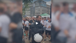 VIDEO / Il poliziotto è il sosia di Southgate: i tifosi inglesi impazziscono!