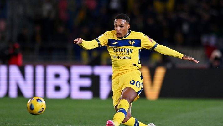 BOLOGNA, ITALY - FEBRUARY 23: Michael Folorunsho of Hellas Verona FC takes a shot during the Serie A TIM match between Bologna FC and Hellas Verona FC at Stadio Renato Dall'Ara on February 23, 2024 in Bologna, Italy. (Photo by Alessandro Sabattini/Getty Images) Folorunsho, il CT Spalletti può convocarlo per Euro 2024: i motivi - immagine 1