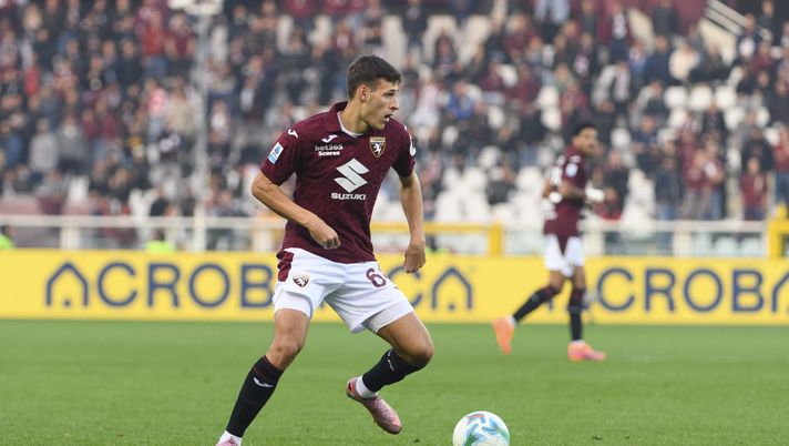 TURIN, ITALY - NOVEMBER 2: Gvidas Gineitis of Torino FC in action during the Serie A match between Torino FC and Pisa SC at Stadio Olimpico Grande Torino on November 2, 2025 in Turin, Italy. (Photo by Stefano Guidi - Torino FC/Torino FC 1906 via Getty Images) Gineitis non trova spazio: a Lecce scelta tattica, ma quando è in campo… - immagine 1