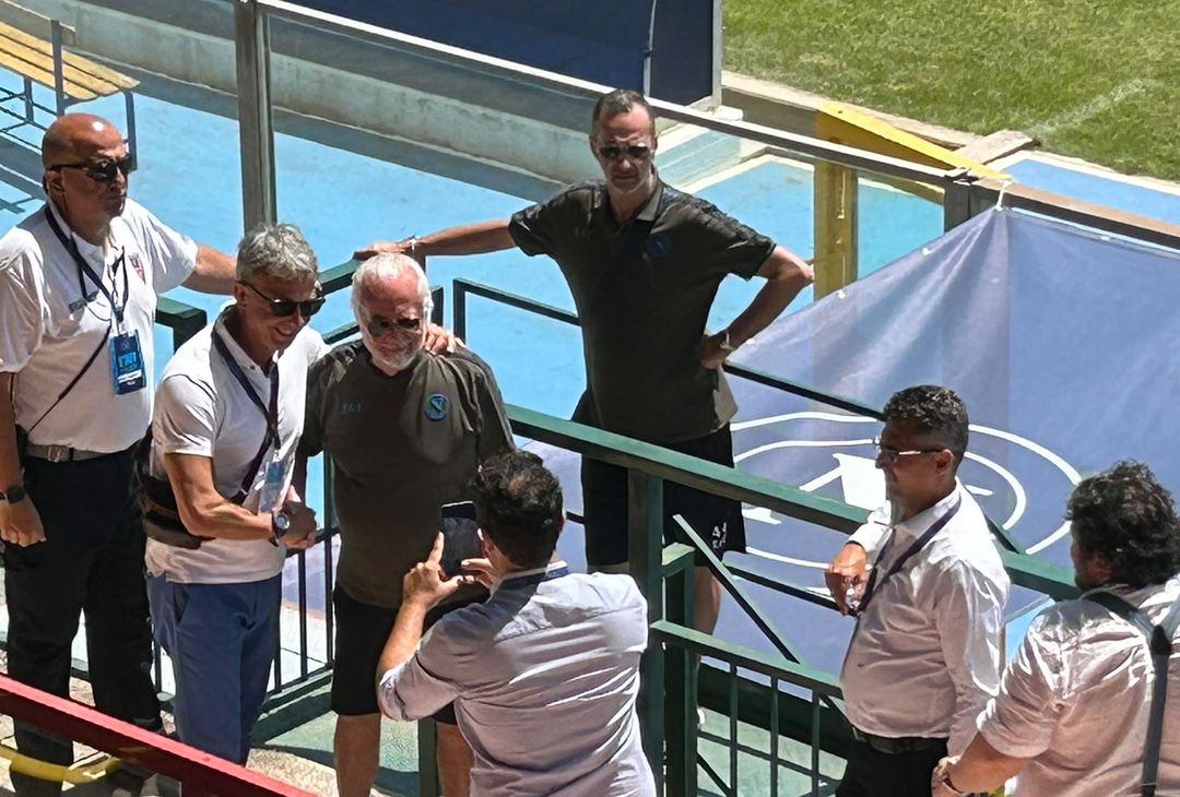 GALLERY De Laurentiis gioioso, selfie e risate coi tifosi sugli spalti- immagine 1