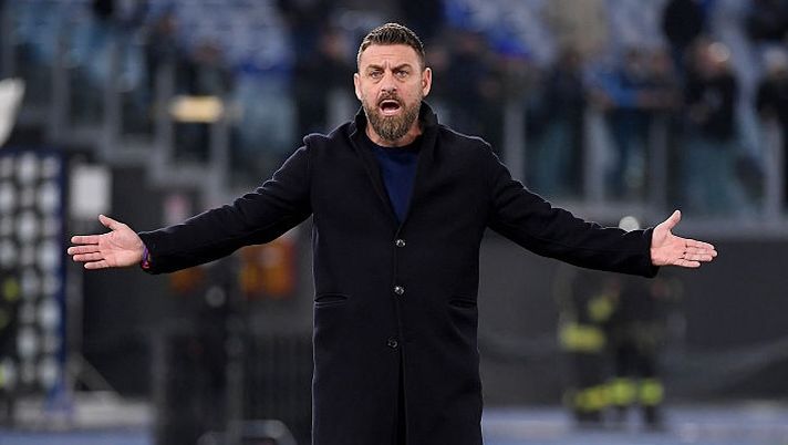ROME, ITALY - JANUARY 30: Genoa CGC head coach Daniele De Rossi gestures during the Serie A match between SS Lazio and Genoa CFC at Stadio Olimpico on January 30, 2026 in Rome, Italy. (Photo by Marco Rosi - SS Lazio/Getty Images) De Rossi: “Come sta Norton-Cuffy e cosa filtra per l’Inter! Baldanzi è unico in Italia, su Messias e Otoa…” - immagine 1